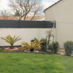 Jardin à l'arrière de la maison