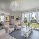 Salon avec vue sur le jardin