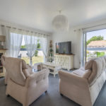 Salon avec vue sur le jardin