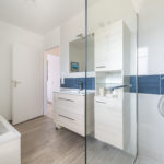 Salle de bains avec douche et baignoire